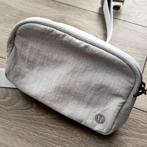 Lululemon Everywhere Belt Bag Mini
Ripstop